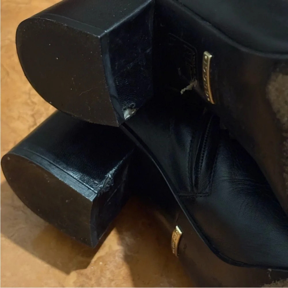 Gucci Black Leather Shoe with Gold Detail